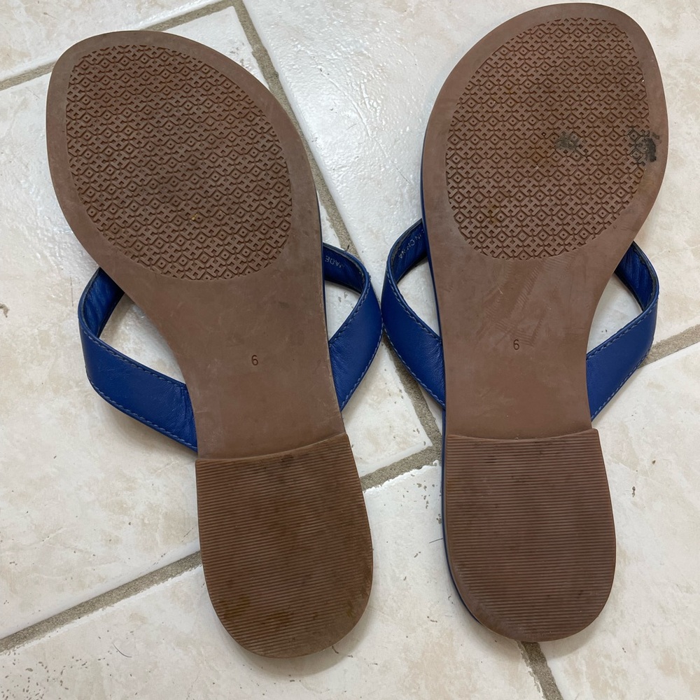 TORY BURCH leather thong sandal in beautiful cobalt blue color.
